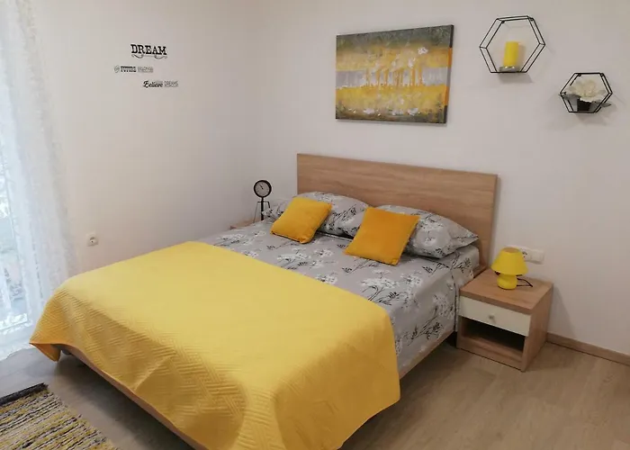 Apartman Kalelarga 4 *